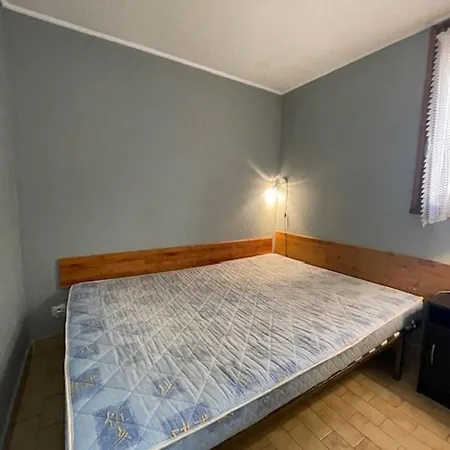 Proche Naturistes - 6 Pers. - Fr-1-880-77 * אגדה
